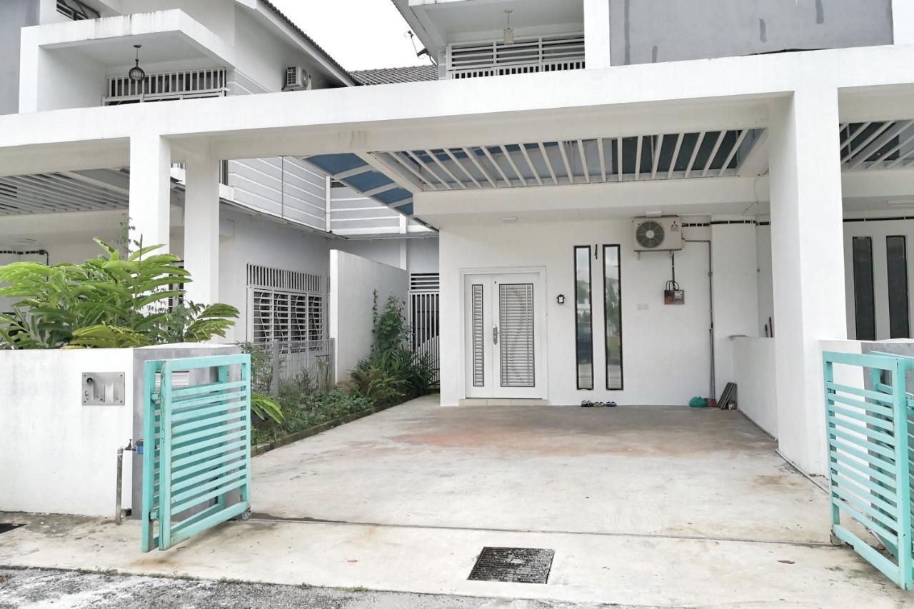 Teratak Persona Homestay. 4 Rooms Double Storey Terrace In Kuantan City. Экстерьер фото