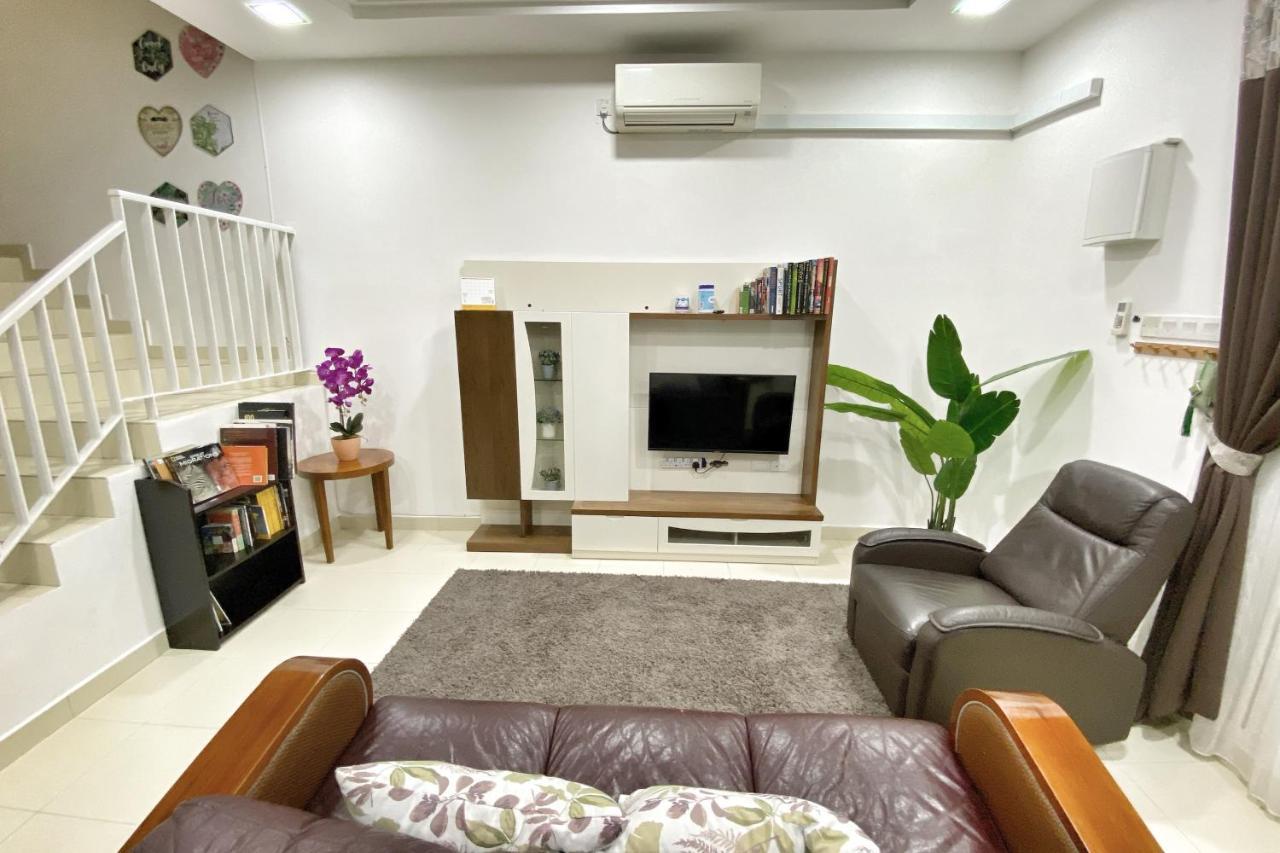 Teratak Persona Homestay. 4 Rooms Double Storey Terrace In Kuantan City. Экстерьер фото